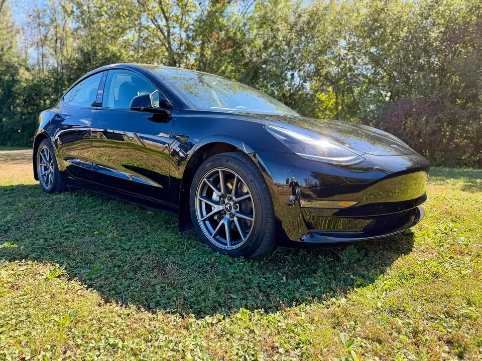 Tesla Model 3 2023 photo 2