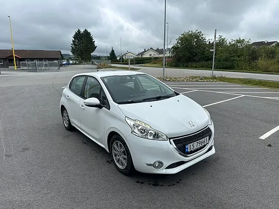 Peugeot 208 2013 photo 2