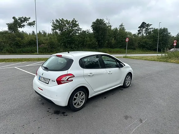 Peugeot 208 2013 photo 4