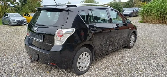 Toyota Sportsvan 2011 photo 3