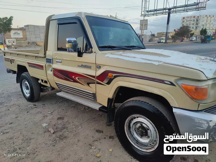 Toyota Land Cruiser 70 2015 photo 2
