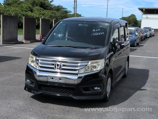 Honda Stepwagon 2013 photo 2
