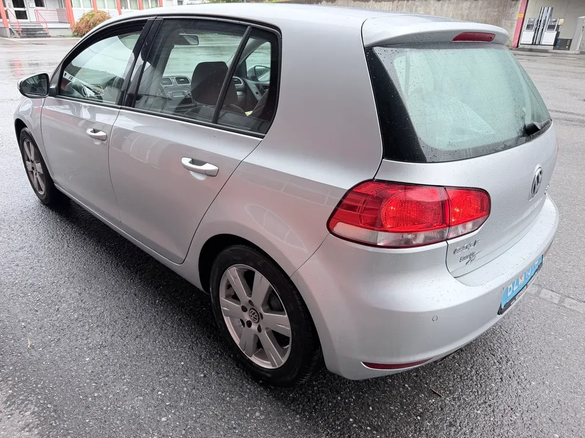 Volkswagen Golf 2010 photo 2