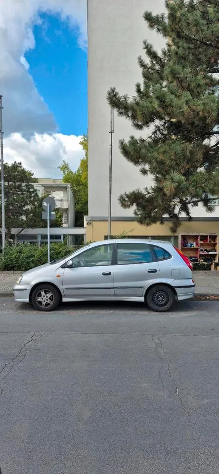 Nissan Almera Tino
