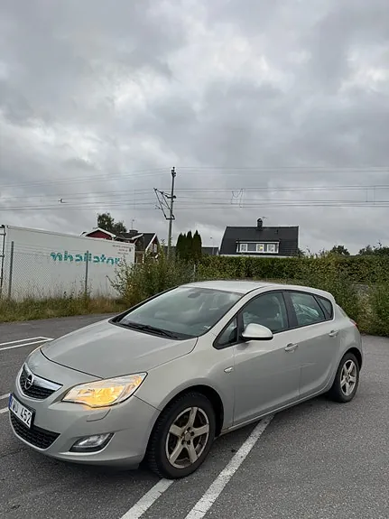 Opel Astra 2010 photo 2