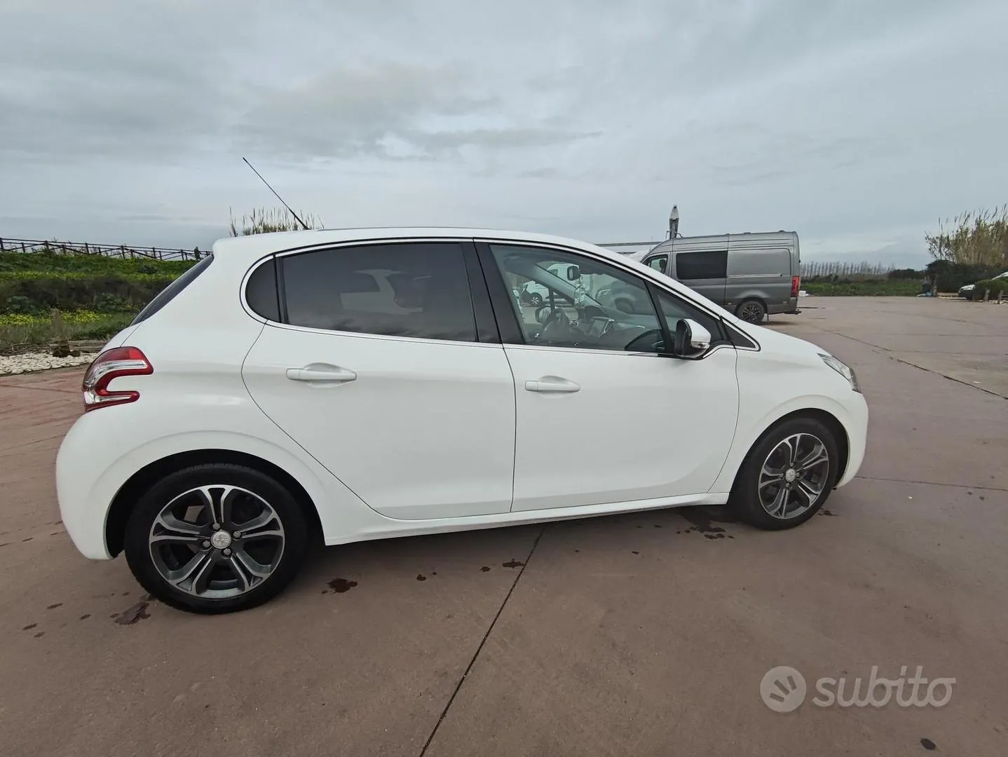 Peugeot 208 2012 photo 3