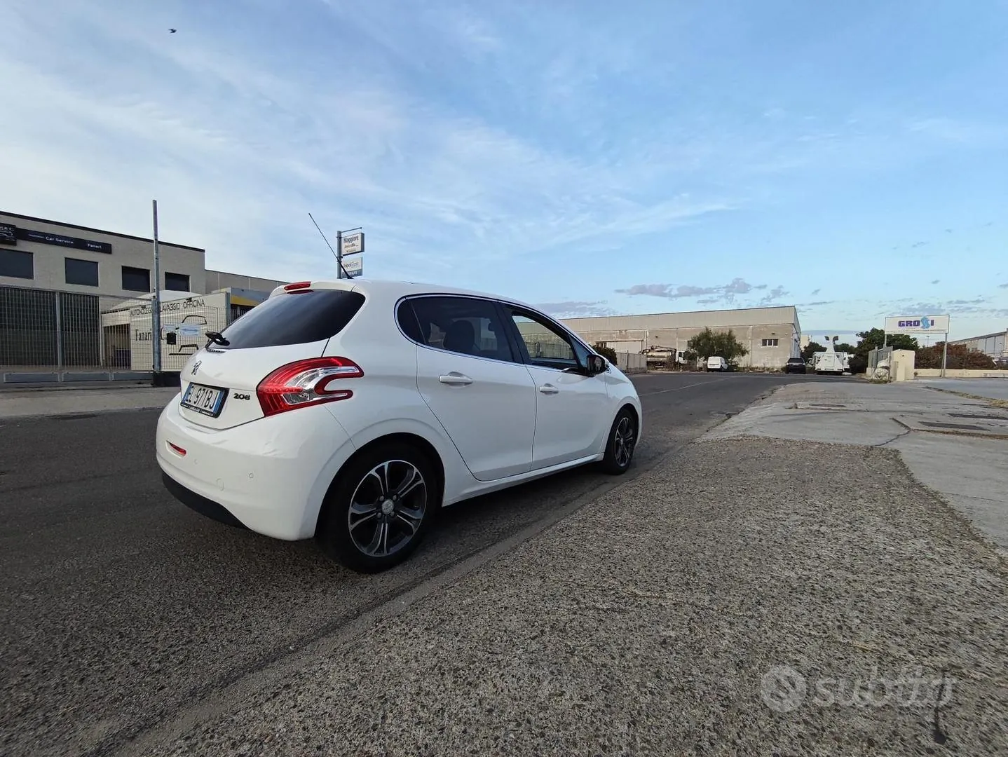 Peugeot 208 2012 photo 2