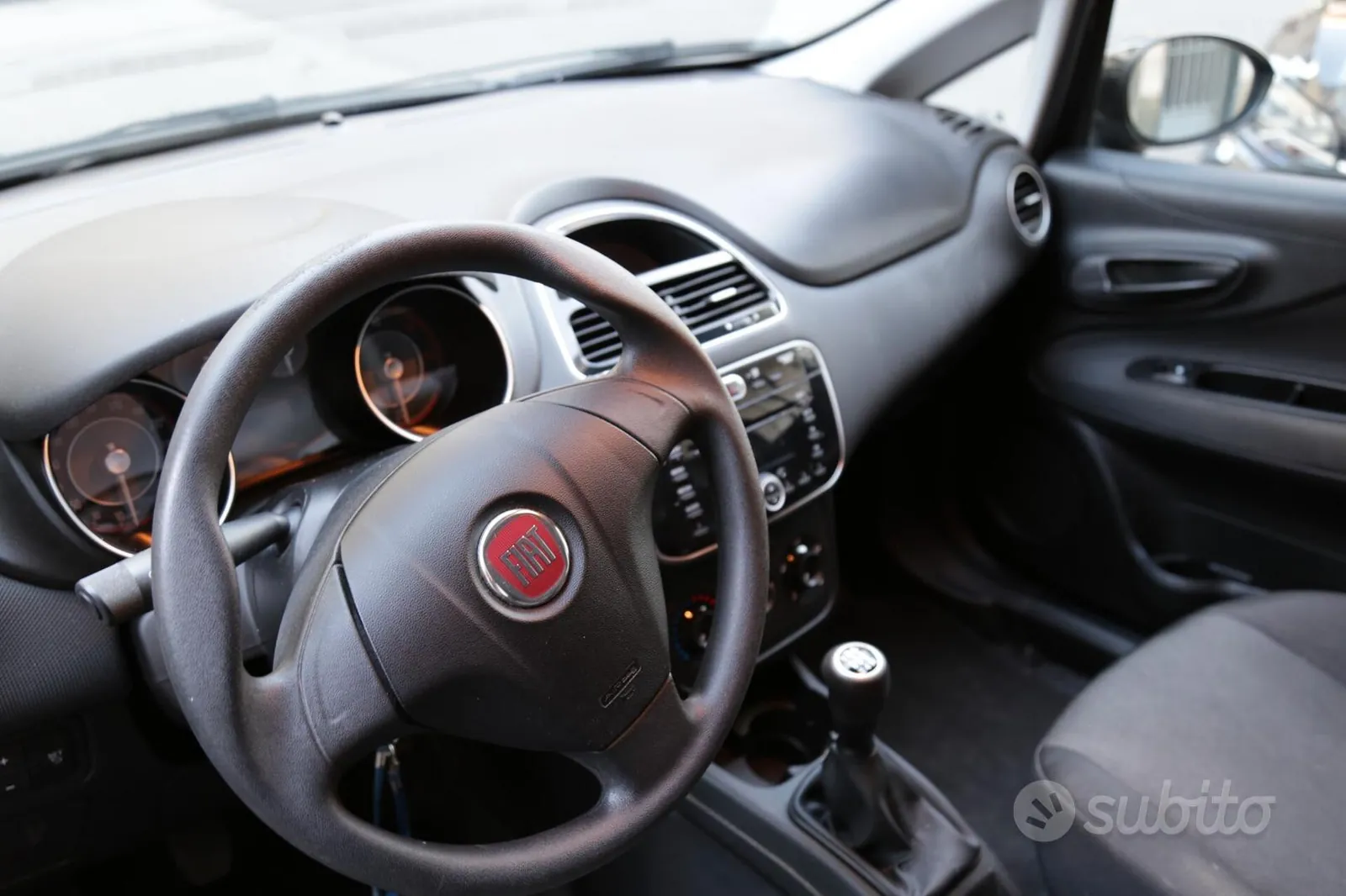Fiat Punto 2015 photo 2