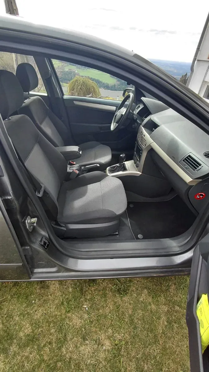 Opel Astra 2009 photo 3