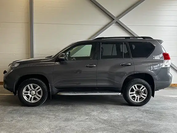 Toyota Land Cruiser 2012 photo 2