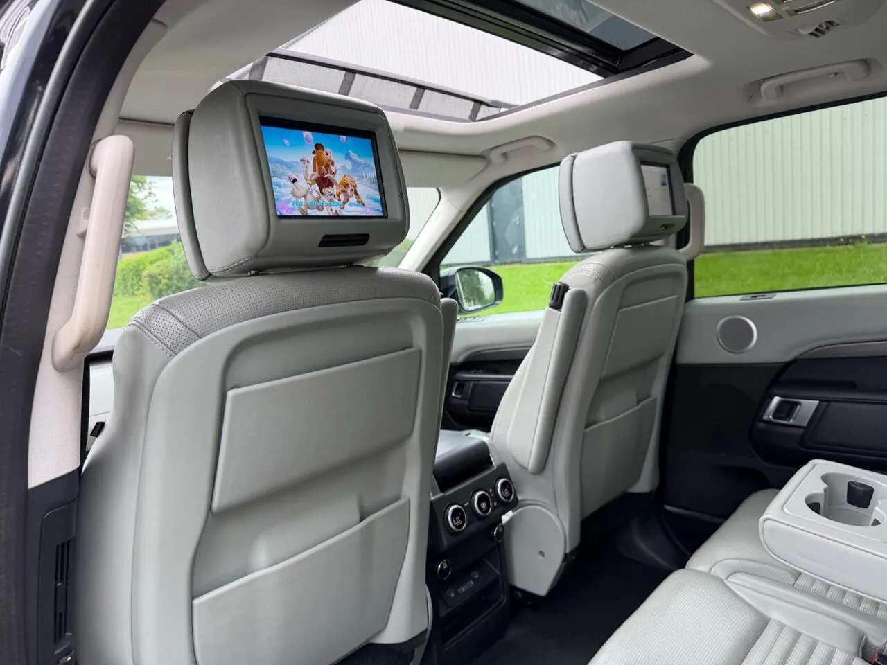 Land Rover Discovery 2017 photo 2