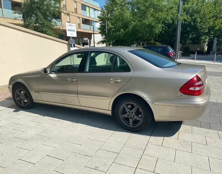 Mercedes-Benz E-Class 2005 photo 2