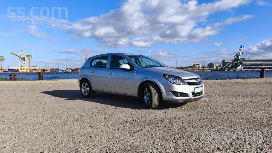 Opel Astra 2012 photo 2