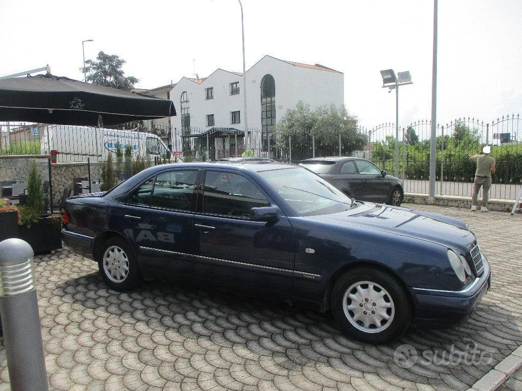 Mercedes-Benz E 250 1996 photo 2