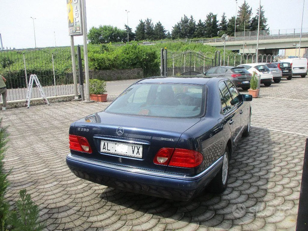 Mercedes-Benz E 250 1996 photo 3