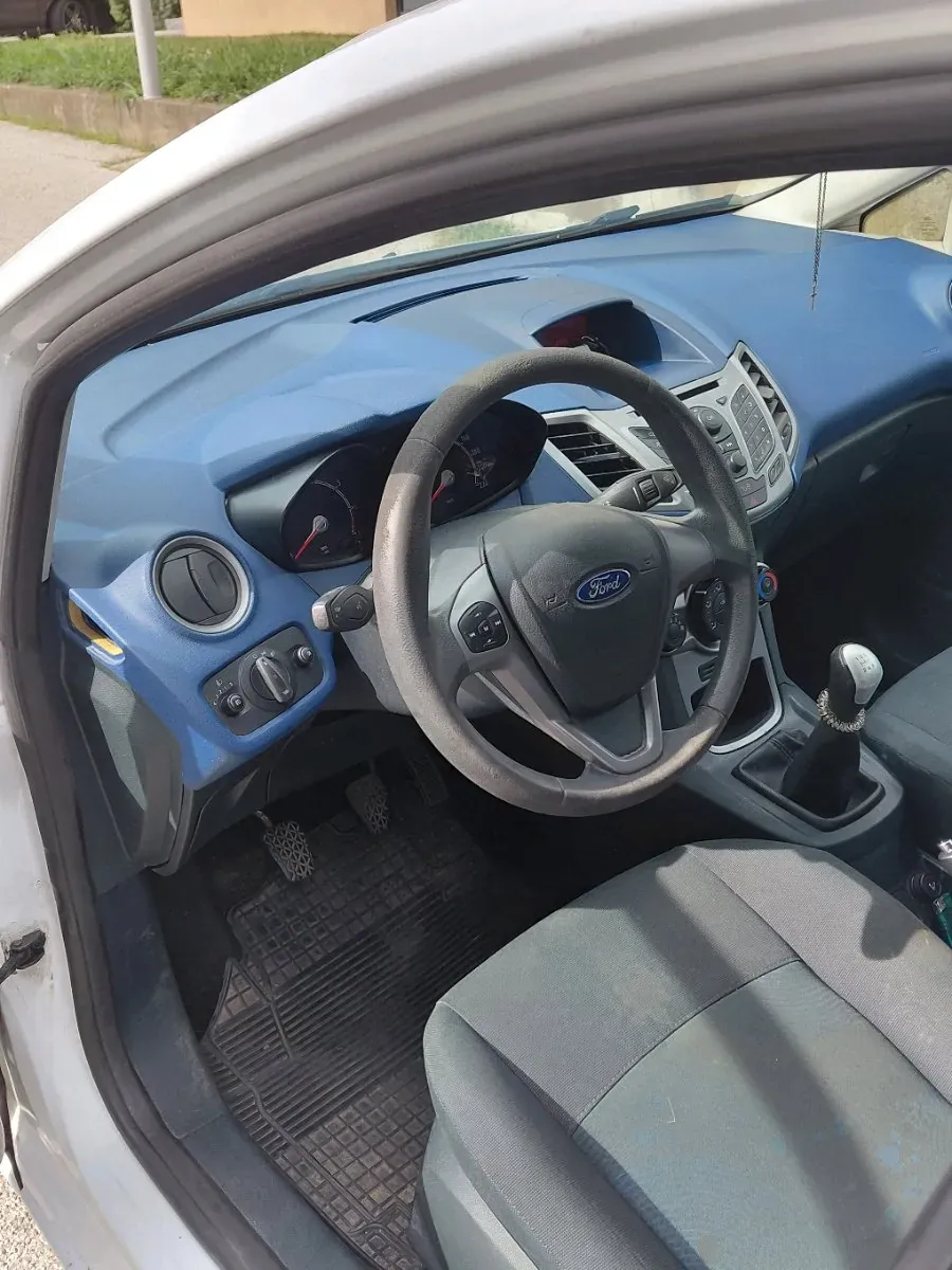 Ford Fiesta 2010 photo 3