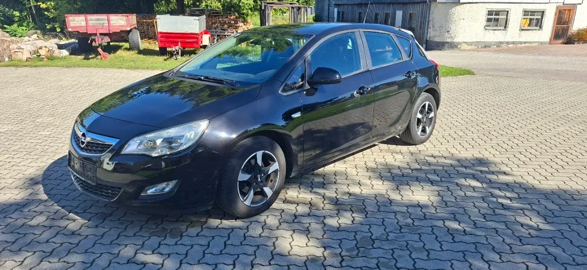 Opel Astra 2010 photo 2