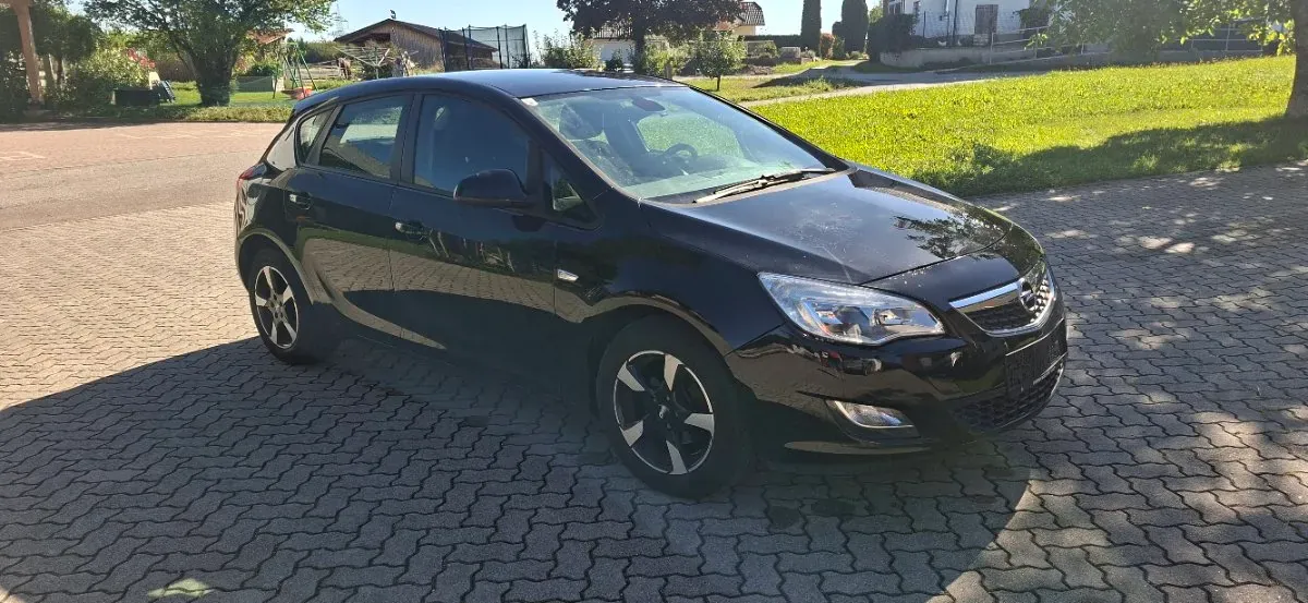 Opel Astra 2010 photo 3