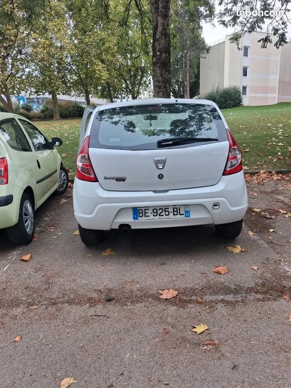 Dacia Sandero 2010 photo 2