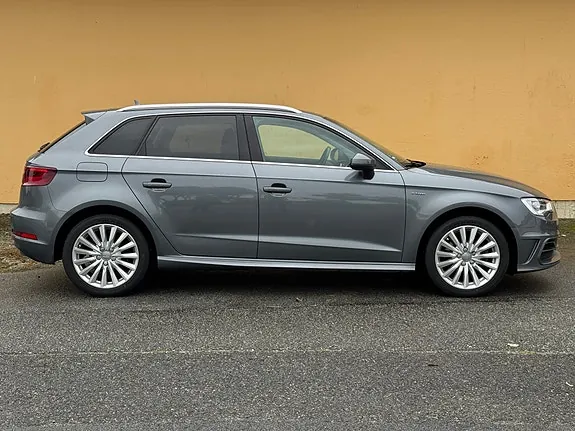 Audi A3 2015 photo 2