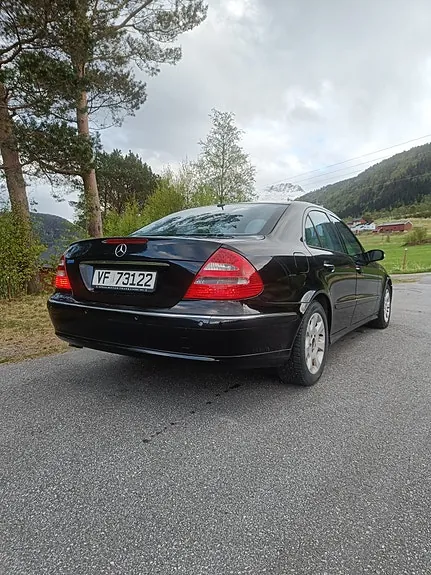 Mercedes-Benz E220 D 2004 photo 2