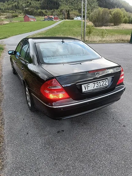 Mercedes-Benz E220 D 2004 photo 3