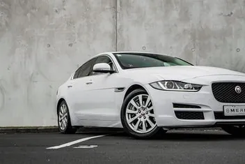 Jaguar Xe 2016 photo 3