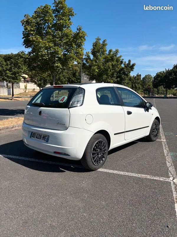 Fiat Grande Punto 2009 photo 2