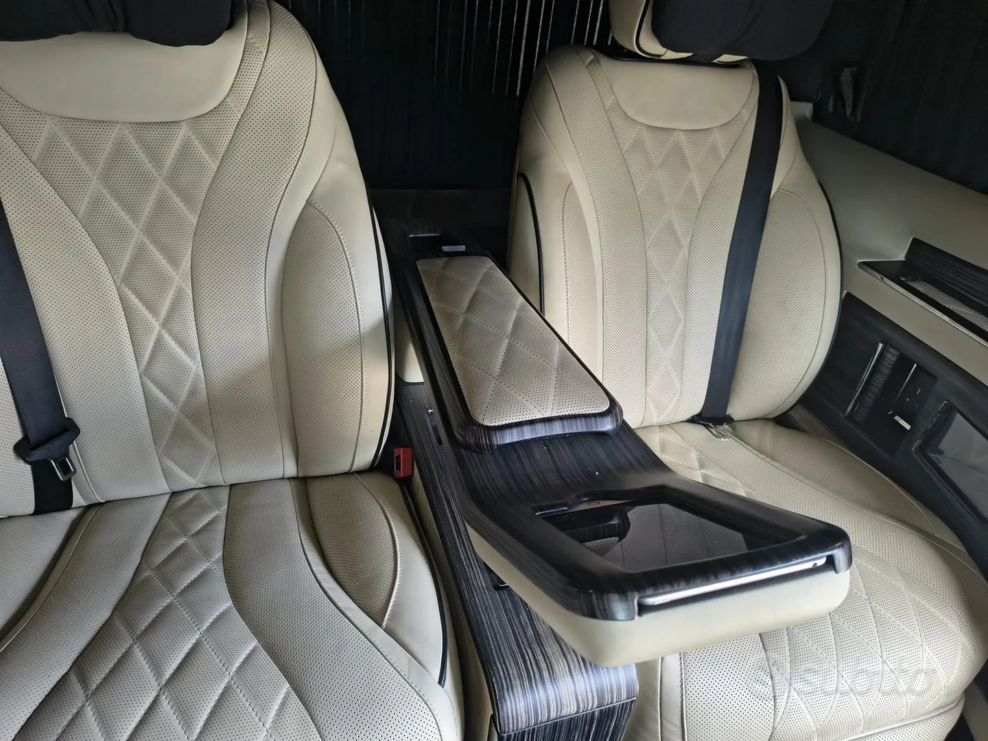 Mercedes-Benz V300D 2023 photo 5