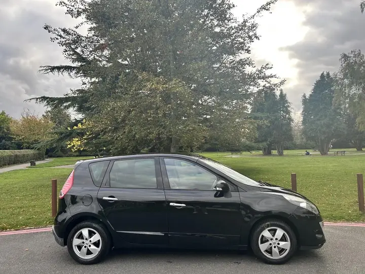 Renault Scenic 2012 photo 2