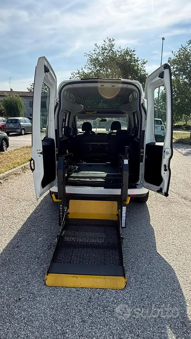 Fiat Doblo 2011 photo 2