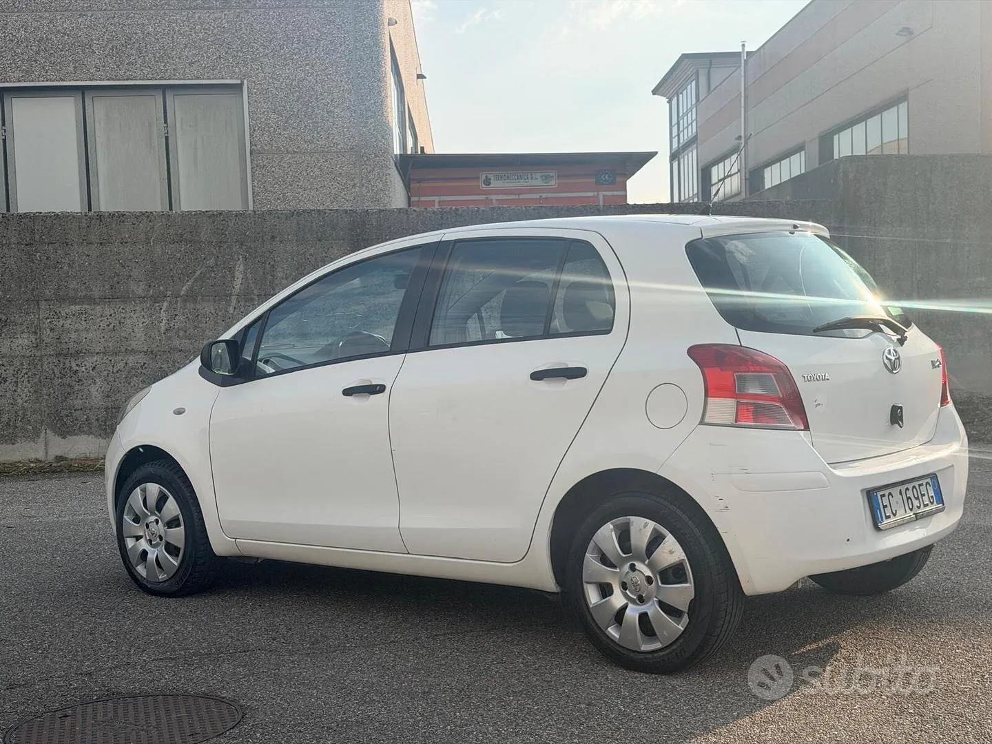 Toyota Yaris 2010 photo 3