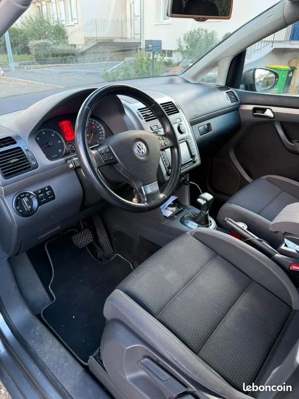 Volkswagen Touran 2010 photo 3