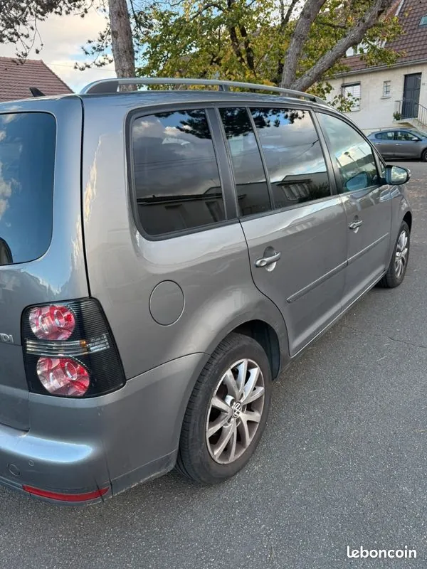 Volkswagen Touran 2010 photo 2