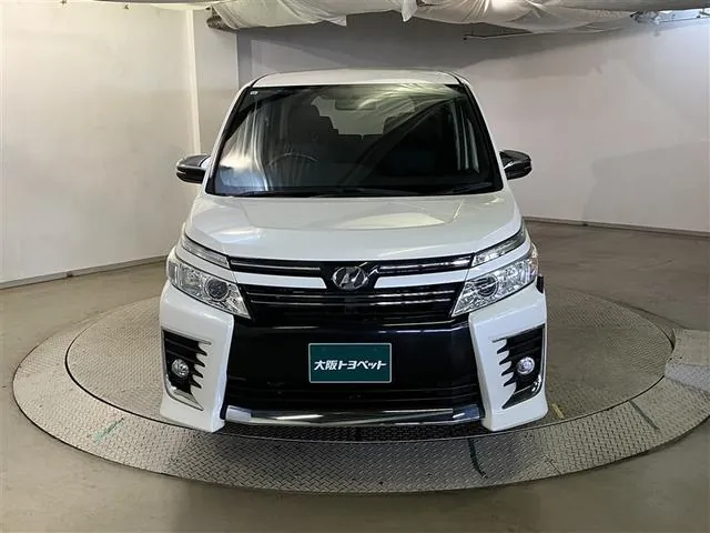 Toyota Voxy 2015 photo 2