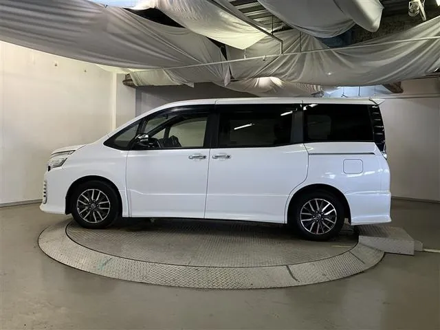 Toyota Voxy 2015 photo 5