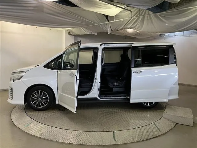 Toyota Voxy 2015 photo 4