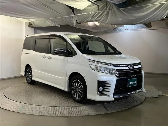 Toyota Voxy 2015 photo 3