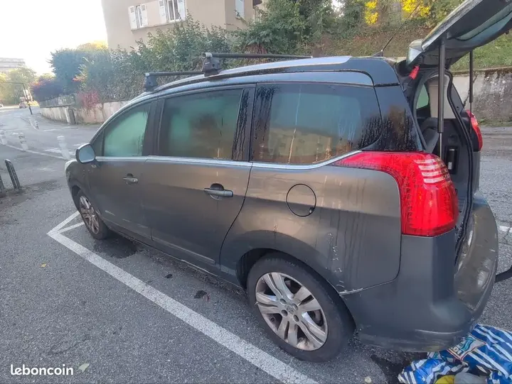 Peugeot 5008 2013 photo 2
