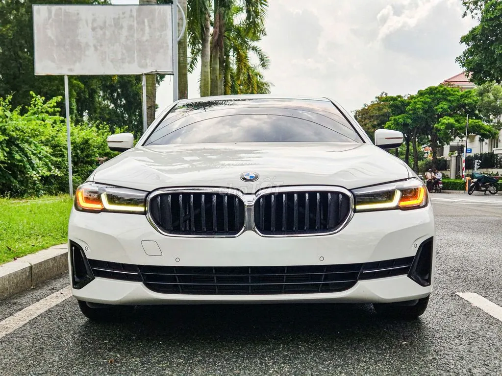 BMW 5 Series 2023 photo 2