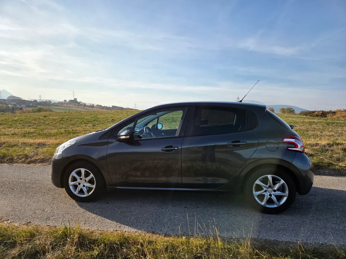 Peugeot 208 2014 photo 2