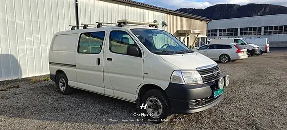 Toyota Hiace 2011 photo 2