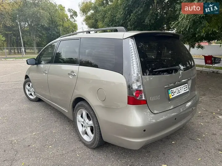 Mitsubishi Grandis 2007 photo 3