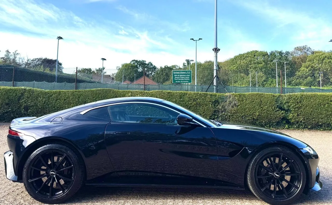 Aston Martin Vantage 2018 photo 5