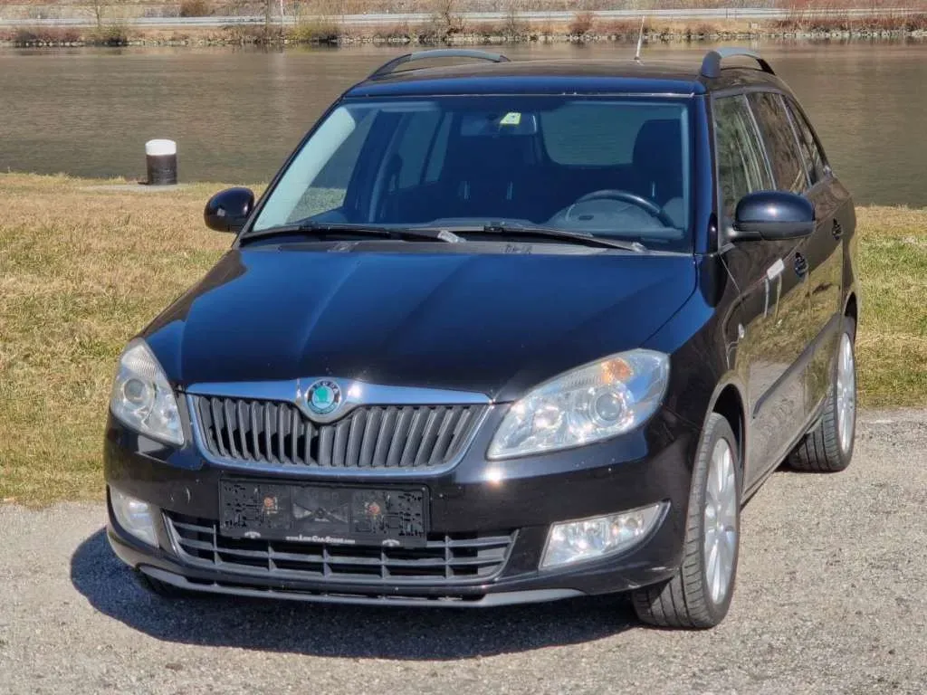 Skoda Fabia 2011 photo 2