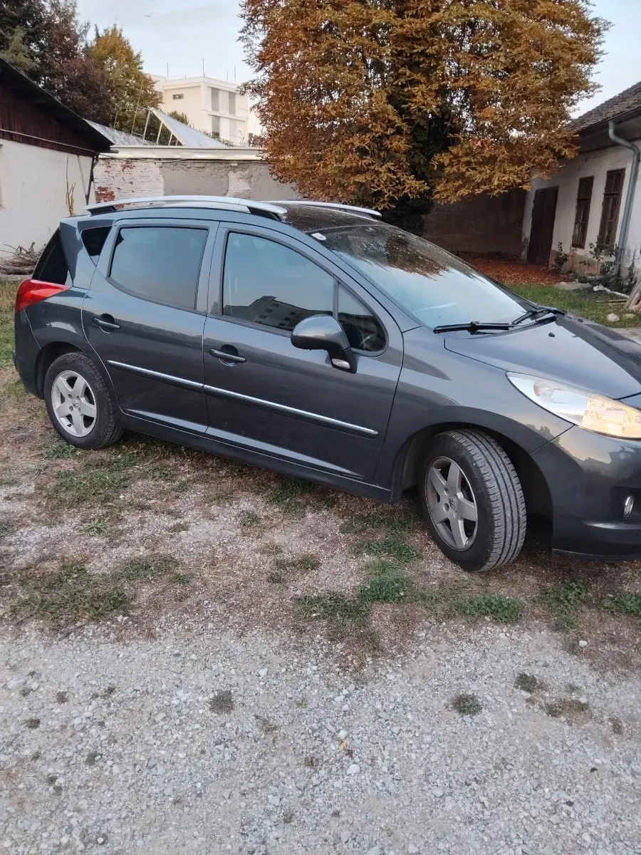 Peugeot 207 2011 photo 3