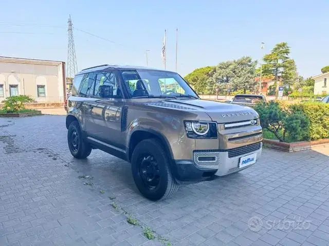 Land Rover Defender 2021 photo 3