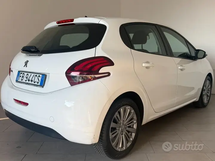 Peugeot 208 2015 photo 4