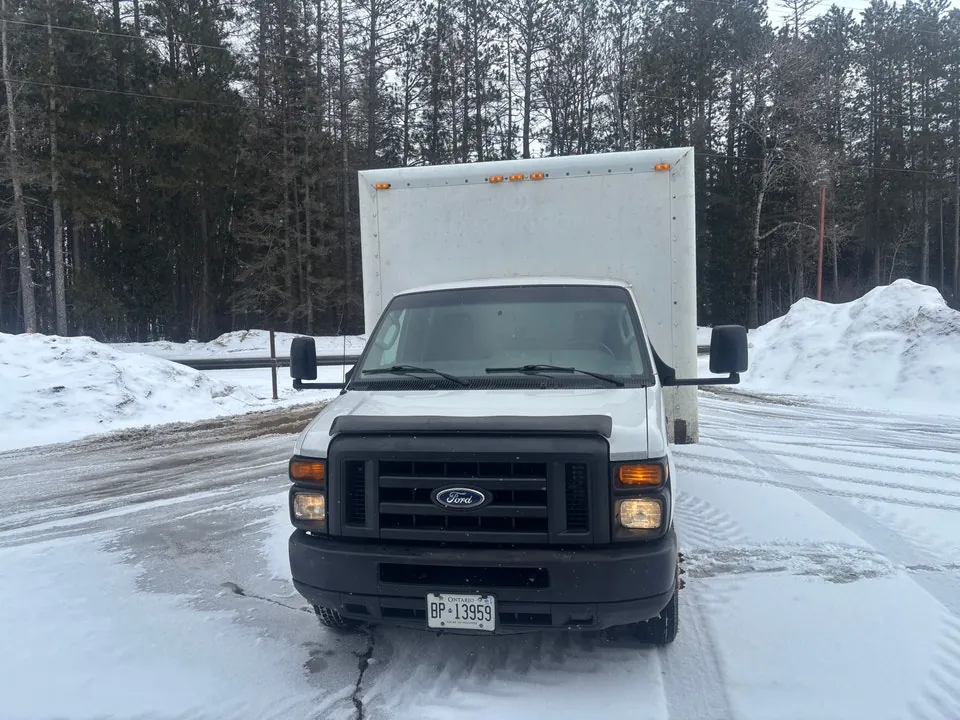 Ford Econoline 2015 photo 2