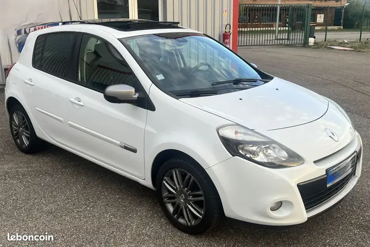 Renault Clio 2012 photo 2